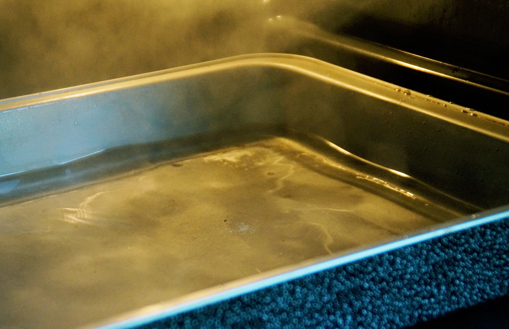 Einkochen - Wasserwanne im Backofen für das Sterilisieren erhitzen.